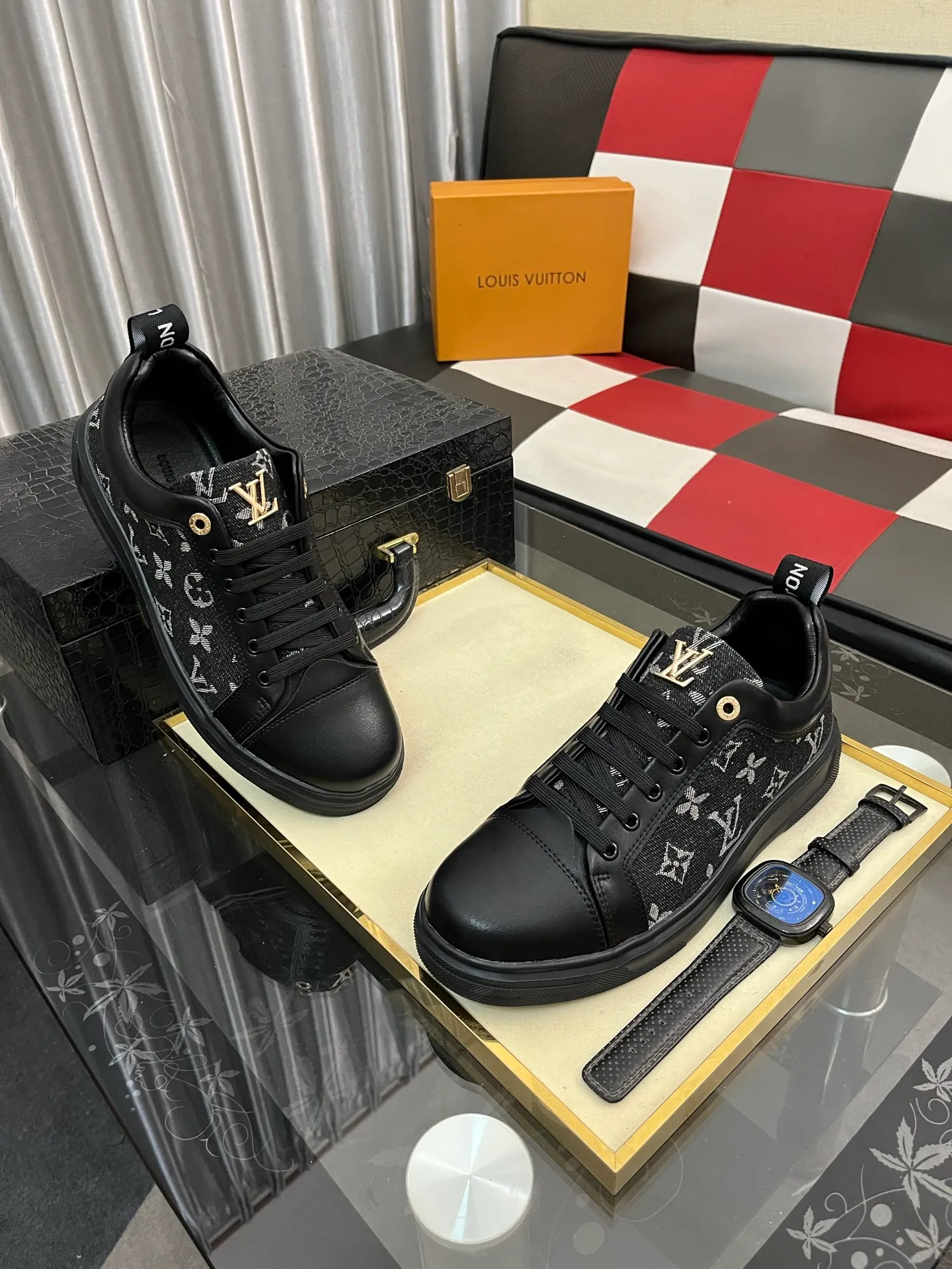 Men's shoes 💰400⌚️⌚️《Louis vuitton/LV Louis Vuitton》original quality.~ Unique modern style sneakers. 🏃A must-have casual shoe for trendy men😍😍 Original brand imported from Italy, imported original leather, cowhide lining (refuses to discolor and grind feet) sole: original sole provided by the original factory, French lazy style design ⚠️Fit to the feet, original quality, super comfortable original sole. Code number: 38-443️⃣Colors available
